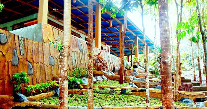 Lobi Tangkoko Hill Cottage and Resto