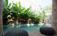 Swimming Pool 4 Escotel Jalak Guest House