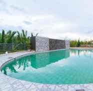 Swimming Pool 3 RedDoorz Premium near Health Centrum Banica