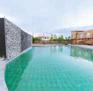 Swimming Pool 2 RedDoorz Premium near Health Centrum Banica