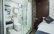 Phòng tắm bên trong 4 Sea View Hotel