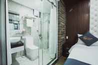 Phòng tắm bên trong Sea View Hotel