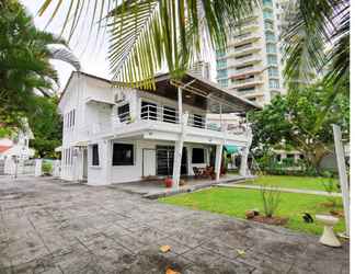 Bangunan 2 Little Heaven by Sky Hive, a Beachfront Villa  