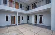 Lobby 2 UROOMS Tanah Abang