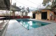 Swimming Pool 5 RedDoorz Plus @ Malabag Silang - Vaccinated Staff 