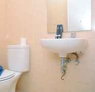 Toilet Kamar 5 Cozy 2BR at Green Lake Sunter Apartment By Travelio