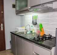 Kamar Tidur 5 Furnished Studio Room at Modernland Apartment By Travelio