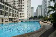 Swimming Pool Relaxing 1BR at Cosmo Mansion Apartment near Grand Indonesia By Travelio