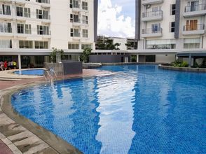 Kolam Renang 4 Modern and Cozy 1BR Apartment at Casa De Parco By Travelio