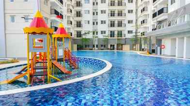 สระว่ายน้ำ 4 1BR for 3 Pax at Signature Park Grande Apartment By Travelio