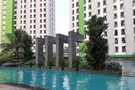 Kolam Renang Posh Studio Green Lake View Apartment By Travelio