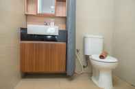 Toilet Kamar Homey 3BR at Gateway Pasteur Apartment near Pasteur Exit Toll By Travelio