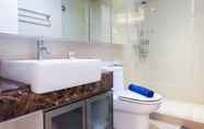 Toilet Kamar 4 Furnished 1BR Casa Grande Apartment with City View By Travelio