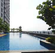 Kolam Renang 5 Cozy and Classic Studio Apartment at Tree Park City By Travelio