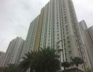 Exterior 2 Green Bay Pluit Apartment Studio with 2 Single Beds By Travelio