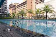 Swimming Pool Modern 1BR Apartment at Tamansari Semanggi By Travelio