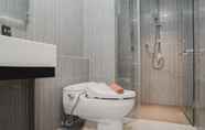 Toilet Kamar 5 Comfortable Studio Apartment at Capitol Suites By Travelio