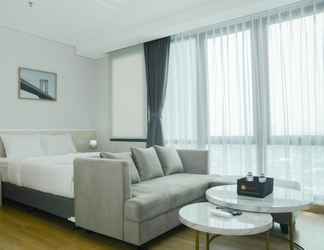 Bedroom 2 Comfortable Studio Apartment at Capitol Suites By Travelio