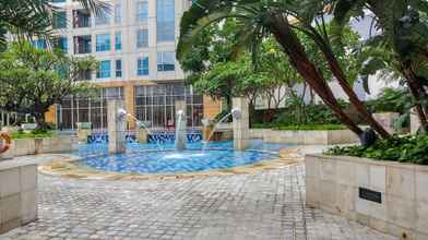 Swimming Pool 4 Modern 1BR Apartment @ Casa Grande Residence By Travelio