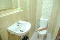 In-room Bathroom Fully Furnished Studio at The Enviro Apartment By Travelio