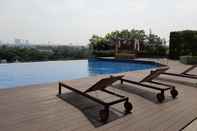 Swimming Pool Cozy Studio Room Apartment at Springwood Tangerang By Travelio