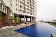 Kolam Renang Comfortable 1BR at Silktown Alexandria Apartment By Travelio