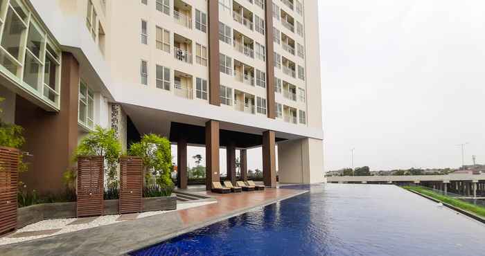 สระว่ายน้ำ Comfortable 1BR at Silktown Alexandria Apartment By Travelio