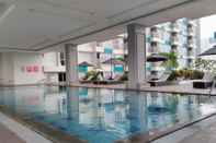 สระว่ายน้ำ Comfy Living 2BR at H Residence By Travelio