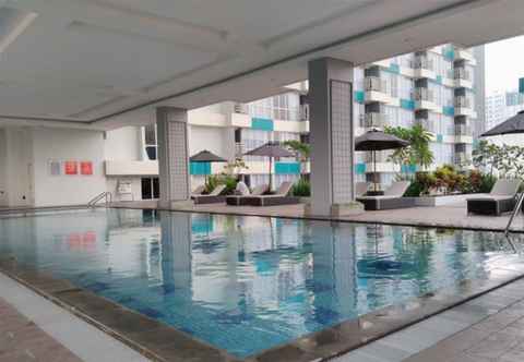 Kolam Renang Comfy Living 2BR at H Residence By Travelio