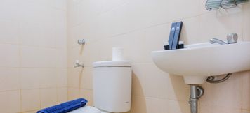 In-room Bathroom 5 Comfy 2BR at Serpong Greenview Apartment By Travelio