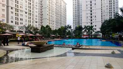 Swimming Pool 4 Modern and Cozy 3BR Apartment Green Palace Kalibata By Travelio