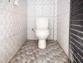 Toilet Kamar 4 OYO 3188 Gamaliel Residence