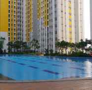 Kolam Renang 2 Stylish Studio Springlake Summarecon Bekasi Apartment By Travelio