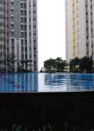 SWIMMING_POOL Stylish Studio Springlake Summarecon Bekasi Apartment By Travelio