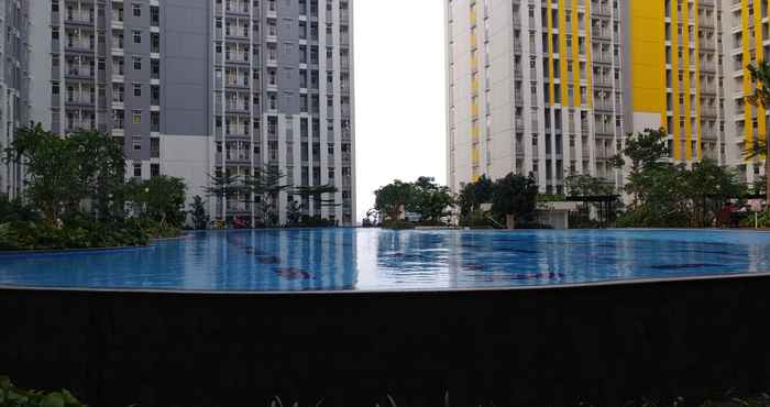Swimming Pool Stylish Studio Springlake Summarecon Bekasi Apartment By Travelio