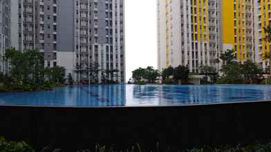 Swimming Pool 4 Stylish Studio Springlake Summarecon Bekasi Apartment By Travelio