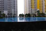 Swimming Pool Stylish Studio Springlake Summarecon Bekasi Apartment By Travelio
