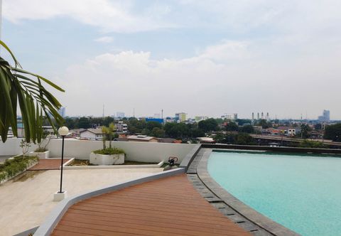 スイミングプール Comfy with Town View Apartment Studio @ Patraland Urbano By Travelio