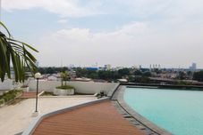 スイミングプール Comfy with Town View Apartment Studio @ Patraland Urbano By Travelio