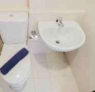 Toilet Kamar 5 Cozy Twin Bed Studio Room at Annora Living Apartment By Travelio