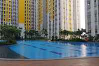 Kolam Renang Homey 2BR with Pool View Apartment @ Springlake Summarecon By Travelio