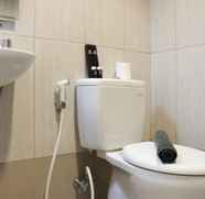 Toilet Kamar 5 Trendy Studio at Tamansari La Grande Apartment By Travelio