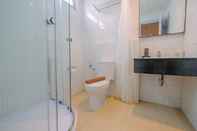 Toilet Kamar Beautiful 2BR at Pasar Baru Mansion Apartment By Travelio