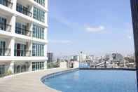 Kolam Renang Modern 2BR at The Green Kosambi Bandung Apartment By Travelio