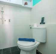 In-room Bathroom 4 Modern Studio Pakubuwono Terrace Apartment By Travelio