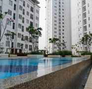 Kolam Renang 2 Stylish and Comfy 2BR Bassura City Apartment By Travelio