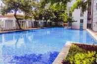 Kolam Renang Comfy 2BR Apartment with City View at Westmark By Travelio