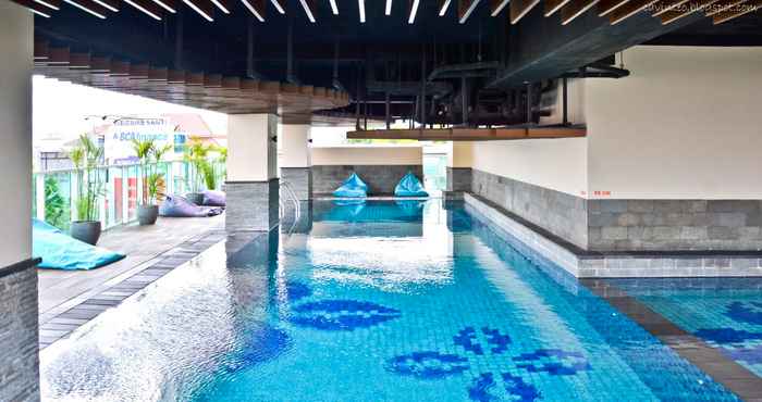 Kolam Renang 2BR Apartment at Taman Sari La Grande near BIP By Travelio