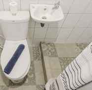 In-room Bathroom 5 Comfy 2BR Apartment at Emerald Bintaro near British International School By Travelio