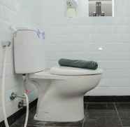 Toilet Kamar 4 Cozy and Tranquil 2BR Apartment at Gading Nias Residence By Travelio